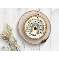 Boho Regenbogen Ornament, Magnet, Rustikale Holzscheibe Handbemalte Weihnachtsverzierung, Positive Vibes Geschenk, Lehrer Geschenk Boho Regenbogen Ornament, Magnet, Rustikale Holzscheibe Handbemalte Weihnachtsverzierung, Positive Vibes Geschenk, Lehrer Geschenk von JellyLaneStudio