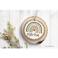 Boho Regenbogen Ornament, Personalisierte Holzscheibe Handbemaltes Andenken, Rustikales Magnet, Positive Vibes Geschenk von JellyLaneStudio