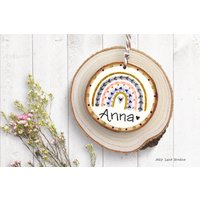 Boho Regenbogen Ornament, Personalisierte Holzscheibe Handbemaltes Andenken, Rustikales Magnet, Positive Vibes Geschenk von JellyLaneStudio