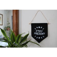 Bleib Geschenk Block Gedruckt Banner. Achtsames Wohndekor. Tägliche Achtsamkeitserinnerung. Mondphasen. Sei Jetzt Hier Bleib Geschenk Block Gedruckt Banner. Achtsames Wohndekor. Tägliche Achtsamkeitserinnerung. Mondphasen. Sei Jetzt Hier von JennaAliyah