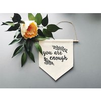 Du Bist Genug. Block Gedrucktes Banner. Jeden Tag Erinnerung Zur Selbstliebe. Positive Mantra Wohnkultur. Körper Positives Dekor. Bedingungslose Du Bist Genug. Block Gedrucktes Banner. Jeden Tag Erinnerung Zur Selbstliebe. Positive Mantra Wohnkultur. Körper Positives Dekor. Bedingungslose von JennaAliyah