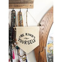 Sei Nett Zu Dir. Block Gedruckt Banner. Achtsames Wohndekor. Selbstliebe. Gütig. Leinwand Selbstvertrauen Sei Nett Zu Dir. Block Gedruckt Banner. Achtsames Wohndekor. Selbstliebe. Gütig. Leinwand Selbstvertrauen von JennaAliyah