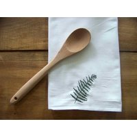 Besticktes Geschirrtuch Mit Farn Motiv von JenniferHeleneHome