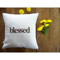 Blessed Kissen - Du Wählst Schrift & Garnfarbe von JenniferHeleneHome