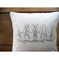 Vintage Style Häschen Kissen Graues Ostern-Feiertagsdekor von JenniferHeleneHome
