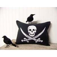 Piraten-Flaggen-Kissen von JenniferHeleneHome