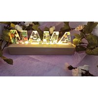 Personalisierte Beleuchtete Buchstaben Mama, Papa Usw Aus Epoxidharz Mit Holz Led Leiste von JennysKreativreich