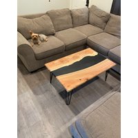 Epoxy Fluss Couchtisch von JensenWoodworksCo