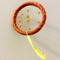 November Geburtsstein Traumfänger, Menschliche Gelbe Feder, Powwow Gegenstand, Spirituelle Inspiration, Auto Erdbasiertes Symbol von JeriAielloartstore