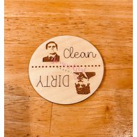 Funny Clean Dirty Spülmaschinenmagnet Küchendekor Geschirr Spülen Sauber Flip Graviert Holz Geschenk Home Switch Schale Rund Büro Michael Knast von JerseyGirlGraphicsCo