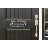 Da Kleine Finger Unseren Boden Berühren, Entfernen Sie Bitte Ihre Schuhe An Der Tür Haustür Eingangsbereich Wand Vinyl Aufkleber Tolle von JeshkaDeal