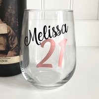 21. Geburtstag Weinglas/Personalisiertes Glas Geschenk Endlich 21 Geburtstagsgeschenk Für Sie Legal Prost Auf 21. Geburtstag Weinglas/Personalisiertes Glas Geschenk Endlich 21 Geburtstagsgeschenk Für Sie Legal Prost Auf von JessicaJamesDesign