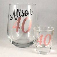 40. Geburtstag Weinglas/Geschenk Idee Geburtstags-Schnapsglas Prost Auf 40 Personalisiertes Glas Geburtstagsgeschenk Für Sie 40. Geburtstag Weinglas/Geschenk Idee Geburtstags-Schnapsglas Prost Auf 40 Personalisiertes Glas Geburtstagsgeschenk Für Sie von JessicaJamesDesign