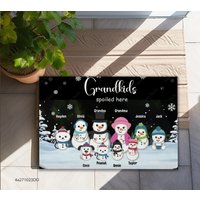 Großeltern Personalisierte Fußmatte-Schneemann Enkelkinder Hier Verwöhnt-Individuelle Willkommensmatte-Einweihungsgeschenk Für Oma von JessicaRCrafts