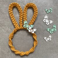 Makramee-Hase Osterhase Mit Schmetterlingen von JessisMAKRAMEEshop