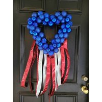 Roter, Weißer Und Blauer Hängender Herzkranz, Türhänger Der Heimatverzierung Roter, Weißer Und Blauer Hängender Herzkranz, Türhänger Der Heimatverzierung von Jessysmeshywreaths