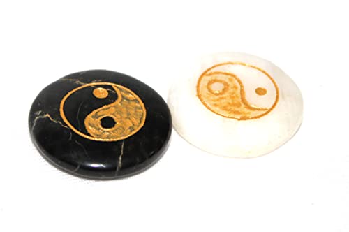 Jet International Neues Ying Yang Meditationsset 2 Steine ​​Rund Schwarz Weiß Achat Quarz Körper Chakren Reiki Geschenkset Kristall Edelstein Graviert Heil Chakra Balancing Pouch Spiritueller heidnis von Jet International