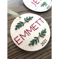 Diy Stickerei Weihnachtsbaum Ornament | Benutzerdefinierte Name Tannenbaum Urlaub Kreis Holz |2021 Baumschmuck von JettAndCoCreations