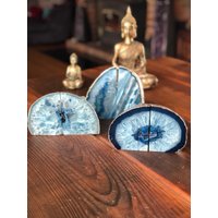 Blauer Achat Silberrand Microkristall Quarz Premium Buchsends Ornament Geschenkpaar Blauer Achat Silberrand Microkristall Quarz Premium Buchsends Ornament Geschenkpaar von JewelCrystalsLtd