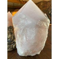 Großer Extra Großer Premium Rosenquarz Rosa Kristall Quarz Punkt 4056G H22, 5xw13, 5xd11cm von JewelCrystalsLtd