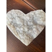 Großes Weißes Amethyst Herz 10 Weiße Quarz Geode Kristall Geschenk 1.337Kg - H12xw14.5xd6cm von JewelCrystalsLtd
