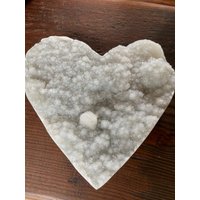 Großes Weißes Amethyst Herz 2 Weiße Quarz Geode Kristall Geschenk 1.103Kg - H16xb16xt5cm von JewelCrystalsLtd