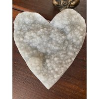 Großes Weißes Amethyst Herz 7 Weiße Quarz Geode Kristall Geschenk 1.342Kg - H16xw16xd5.5cm von JewelCrystalsLtd