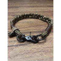 Geflochtenes Tauhalsband Mit Ledertakelung Und Matt Schwarzen Beschlägen Wirbelkarabiner Geflochtenes Tauhalsband Mit Ledertakelung Und Matt Schwarzen Beschlägen Wirbelkarabiner von JewelsNapfgerecht