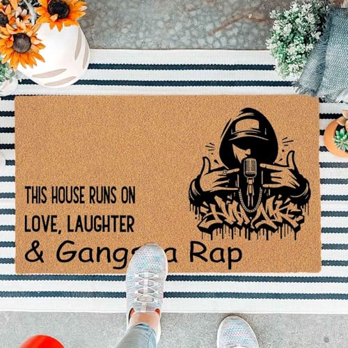 Lustige Fußmatte mit Aufschrift "This House Runs On Love, Laughter & Gangsta", für den Eingangsbereich, für den Außenbereich, mit strapazierfähiger, rutschfester Unterseite, langlebig, 74,9 x 43,2 cm von JiXianJu