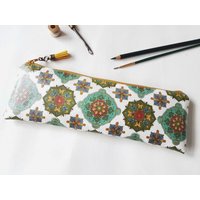 Federmäppchen Aus Kunstleder Mit Blumenmuster von JiggleMaWiggle