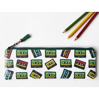 Kassette Tape Federmäppchen Vegan Leder Retro Brush Bag Kassette Tape Federmäppchen Vegan Leder Retro Brush Bag von JiggleMaWiggle