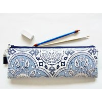 Wasserfestes Federmäppchen Vegane Lederbürste & Häkelnadeltasche von JiggleMaWiggle