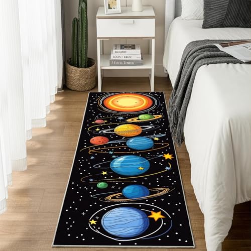 Jijliczc Karikatur Planet Teppich Läufer 60x120 cm Niedlich Raum Sterne Carpet rutschfest Waschbar Bettumrandung Schlafzimmer, Teppichläufer für Küche, Flur, Eingangsbereich Jijliczc Karikatur Planet Teppich Läufer 60x120 cm Niedlich Raum Sterne Carpet rutschfest Waschbar Bettumrandung Schlafzimmer, Teppichläufer für Küche, Flur, Eingangsbereich von Jijliczc