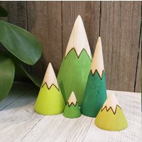 Kleines Gebirge | Holzkegel Berg Set Colorado Kunst Ringhalter » Aus 5 Grünen Bergen von JillAnneDesigns