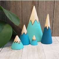 Kleines Gebirge | Holzkegel Berg Set Colorado Kunst Ringhalter » Aus 5 Türkisen Bergen von JillAnneDesigns