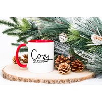 Gemütlicher Jahreszeitenbecher Mit Farbe Innen, Gemütliche Jahreszeit Kaffeetasse, Herbst Winter Teetasse, Geschenk Für Kaffeeliebhaber, Lets Stay von JinxeyDesigns