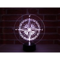 Lampe Led Illusion 3D Boussole Personalisierbar - 16 Couleurs Avec Télécommande Fabriquée En France Lampe Led Illusion 3D Boussole Personalisierbar - 16 Couleurs Avec Télécommande Fabriquée En France von JnbMaker