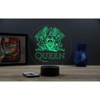 3D Lampe Led Illusion Groupe Queen Personalisable - 16 Couleurs Avec Télécommande Fabriquée En France 3D Lampe Led Illusion Groupe Queen Personalisable - 16 Couleurs Avec Télécommande Fabriquée En France von JnbMaker