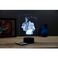 Lampe Led Illusion 3D-Veilleuse Porträt Elvis Presley Hawaii Personalisierbar - 16 Couleurs Avec Télécommande Fabriquée En France Lampe Led Illusion 3D-Veilleuse Porträt Elvis Presley Hawaii Personalisierbar - 16 Couleurs Avec Télécommande Fabriquée En France von JnbMaker