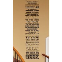 In Diesem Haus We Do Geek Individualisierbar Vinyl Wandaufkleber V15 Fantasy Fandom Geekery Nerd Nerdy Cosplay Storybook Kinderzimmer Wohnzimmer von JobstCo