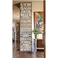 In Diesem Haus We Do Geek Individualisierbar Vinyl Wandaufkleber V17 Fantasy Fandom Geekery Nerd Nerdy Cosplay Storybook Kinderzimmer Wohnzimmer von JobstCo