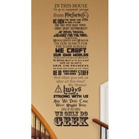 In Diesem Haus We Do Geek Individualisierbar Vinyl Wandaufkleber V18 Fantasy Fandom Geekery Nerd Nerdy Cosplay Storybook Kinderzimmer Wohnzimmer von JobstCo