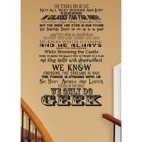 In Diesem Haus We Do Geek V2 Individualisierbar Wandtattat Von Fantasy Geekery von JobstCo