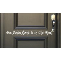 Unsere Anderen Home Ist in Der Shire Aufkleber Fantasy Kinderzimmer Haustür Wohnkultur Märchen Märchenbuch von JobstCo