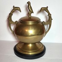 Antike Bronze Mittelstück Urne Mit Deckel Vogel Figur Halter & Pfau Griffe von JodamelTreasures