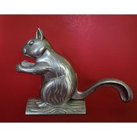 Vintage Aluminium Metall Eichhörnchen Auf Nussknacker von JodamelTreasures