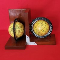 Vintage Buchstützen Old World Rotierende Holzkugel Set Von 2 von JodamelTreasures