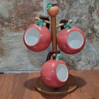 Vintage Eichelhäher 3 Apfel Breite Tassen Mit Halter Aus Holz von JodamelTreasures
