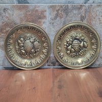 Vintage Gehämmert Messing Metall Trauben Ananas Birne Dekorative Wandplatte 2Er Set von JodamelTreasures