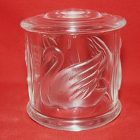 Vintage Schwanenglas Aus Mattiertem, Geprägtem Glas Mit Deckel Und Rundem Trinket Candy Dish Vintage Schwanenglas Aus Mattiertem, Geprägtem Glas Mit Deckel Und Rundem Trinket Candy Dish von JodamelTreasures